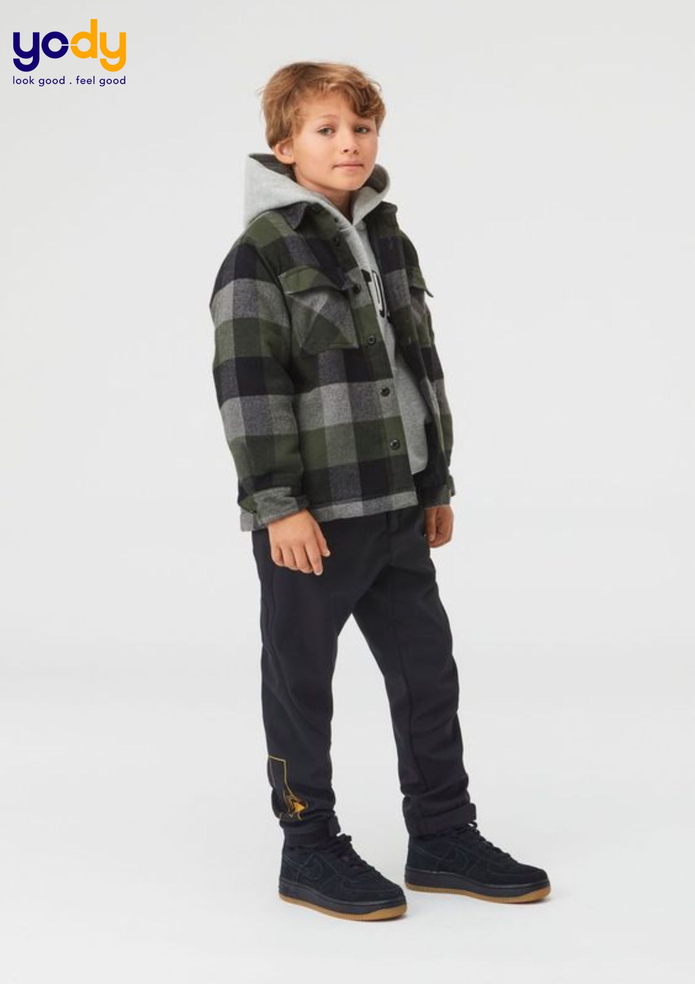 Phối đồ với áo hoodie trẻ em cùng quần jean đơn giản, hiệu quả