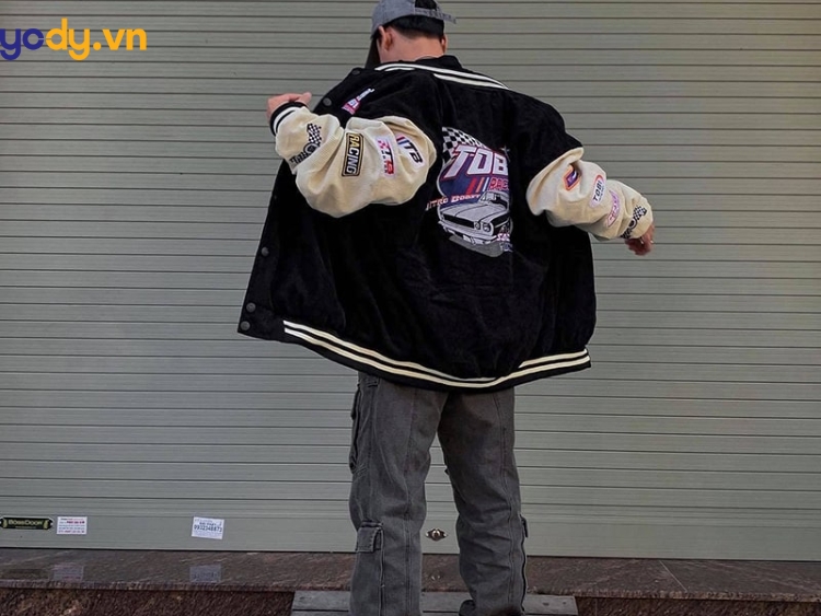 Varsity jacket nam mix với quần ống rộng