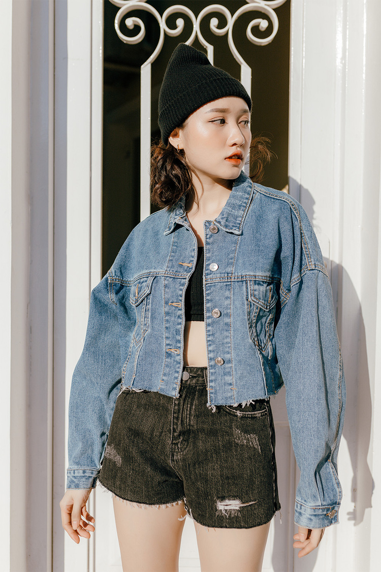 phối đồ với áo khoác jean nữ croptop