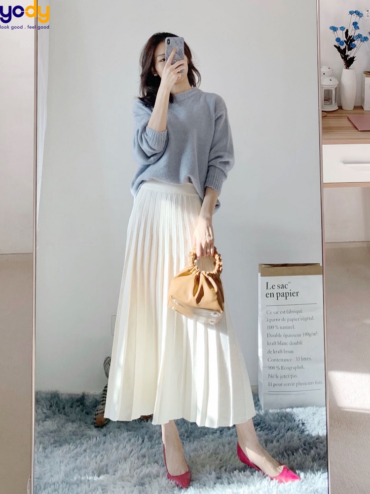 Cách phối áo len với chân váy midi