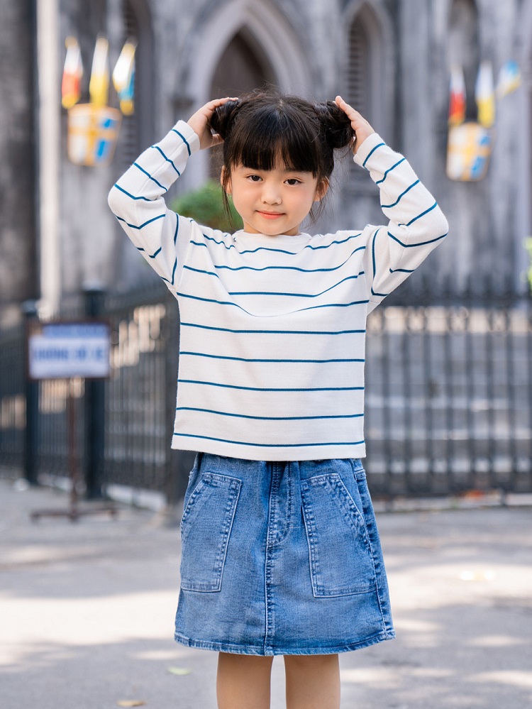 Phối đồ với áo len trẻ em cùng quần short jean