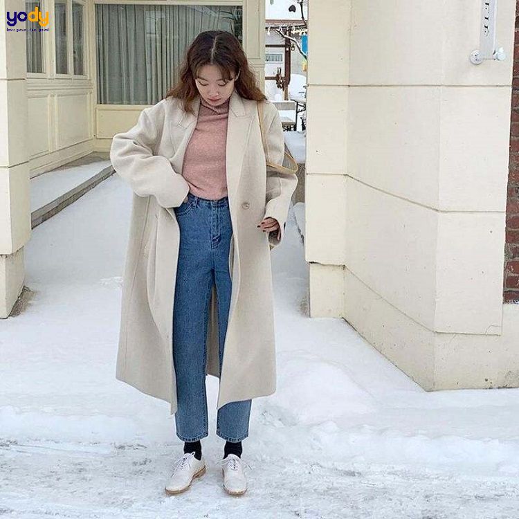 áo măng tô cùng quần jeans
