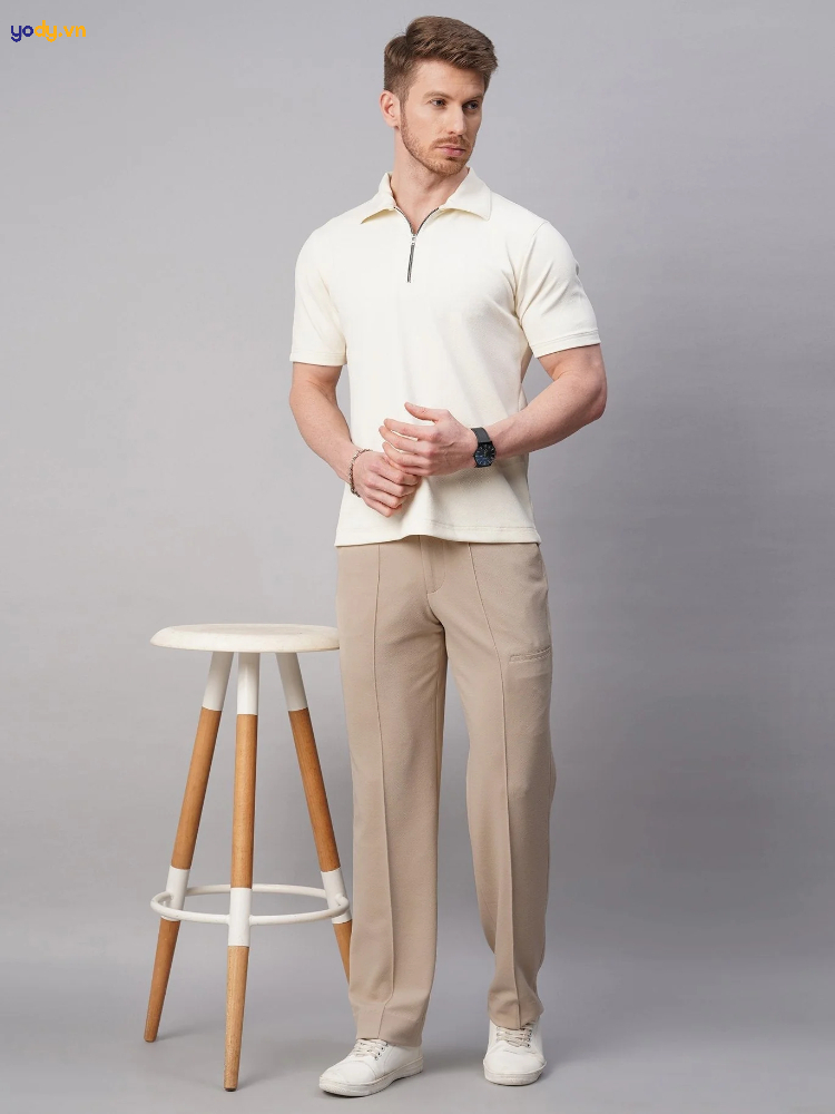 Kết hợp áo polo màu kem với quần âu dáng rộng