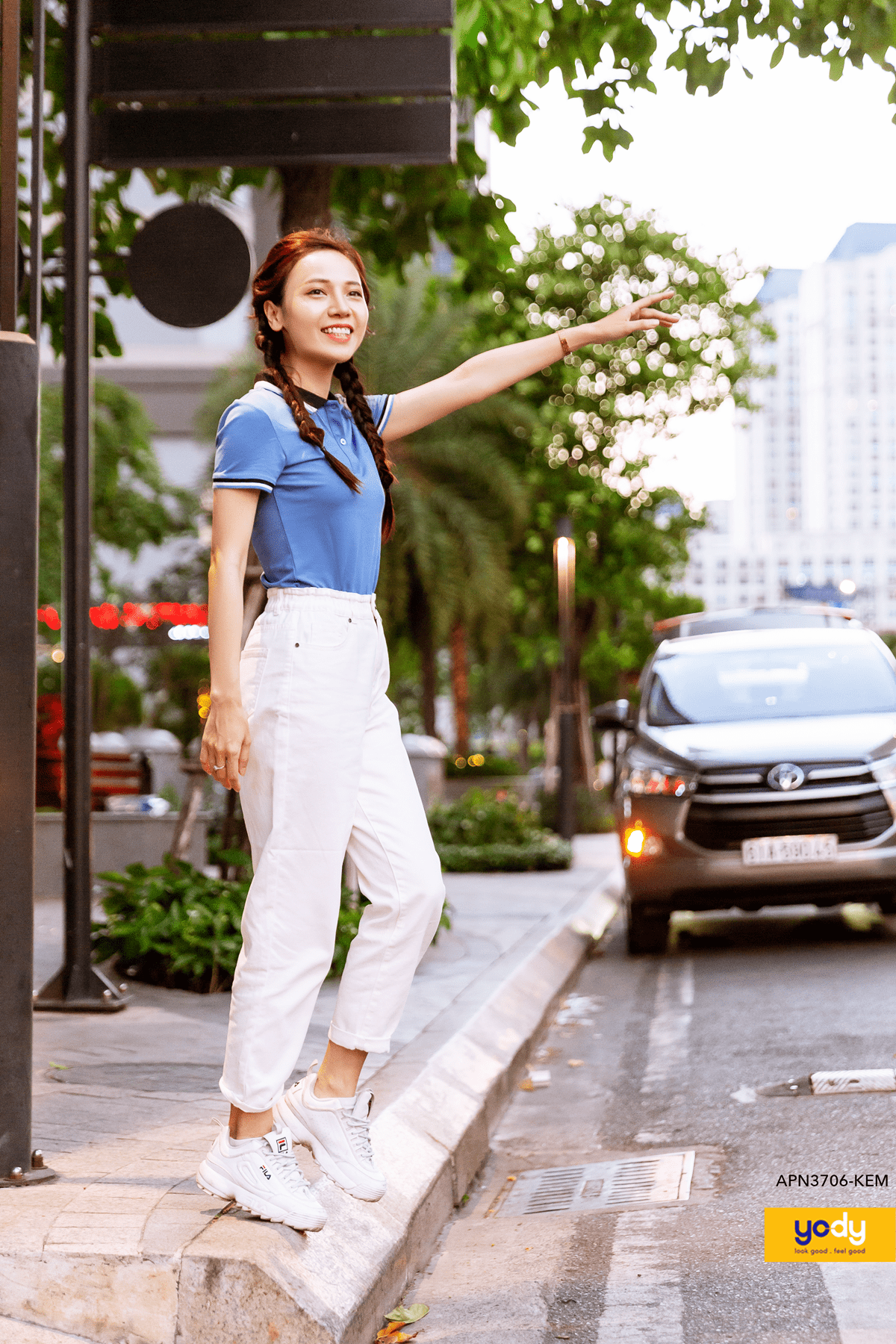 Áo polo nữ mặc với quần gì Kết hợp áo polo nữ với quần kaki