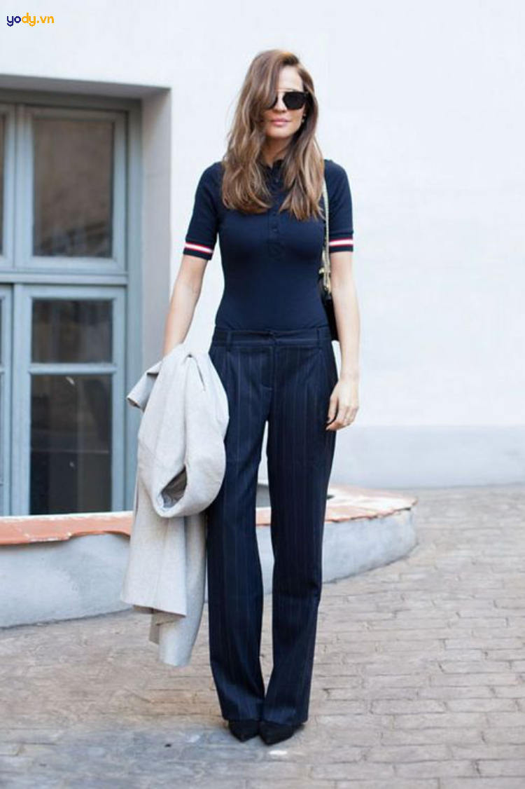 Áo polo xanh navy cùng quần baggy sành điệu