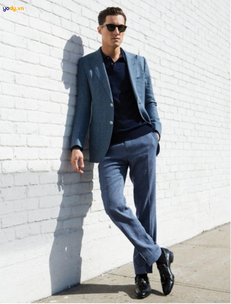 Kết hợp áo polo xanh navy với suit cùng tone màu