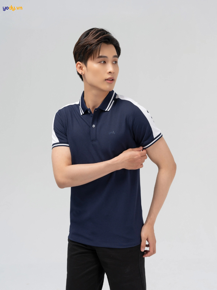 Tạo điểm nhấn cho áo polo xanh navy