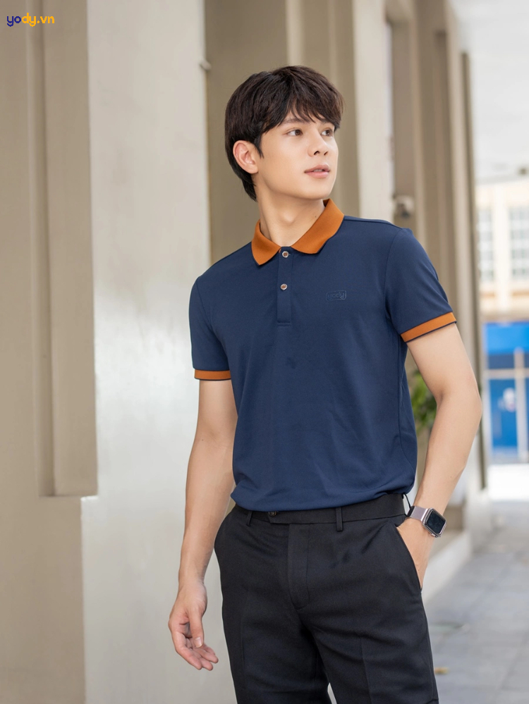 Áo polo xanh navy mix cùng quần đen