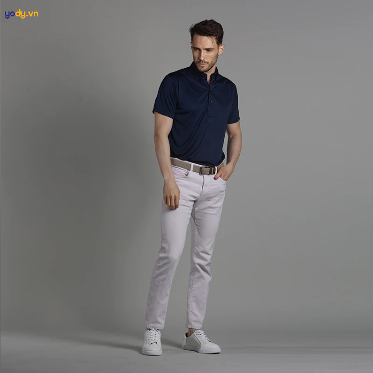 Phối hợp áo polo xanh navy với quần kaki màu ghi sáng