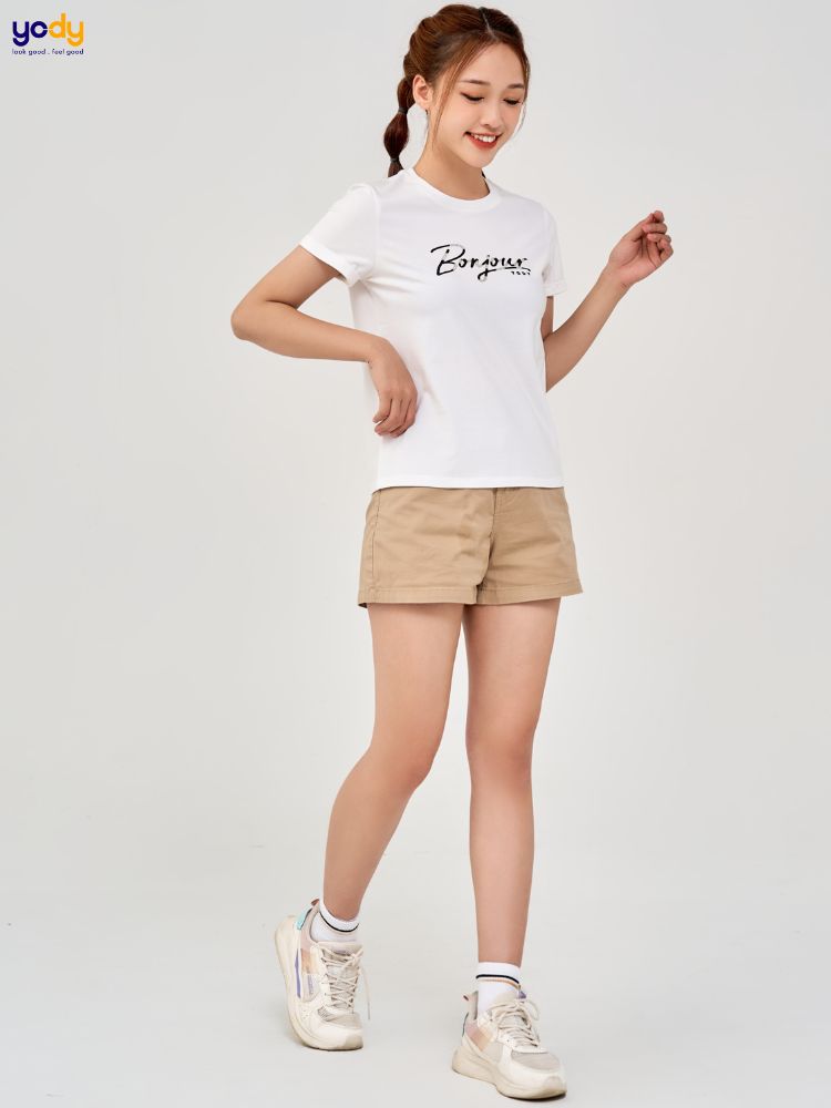 Áo thun trắng nữ mix cùng quần short