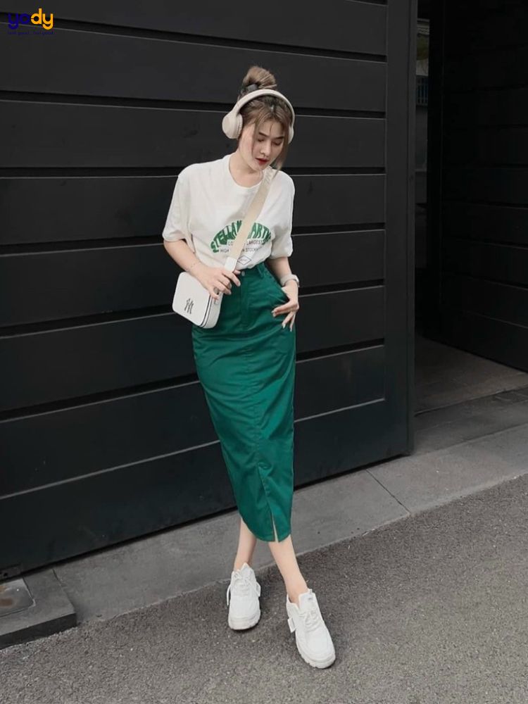 Áo thun trắng nữ mix cùng chân váy dài