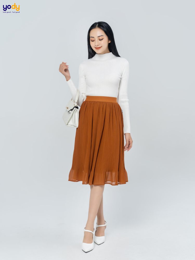 Áo thun nữ trắng mix cùng chân váy midi