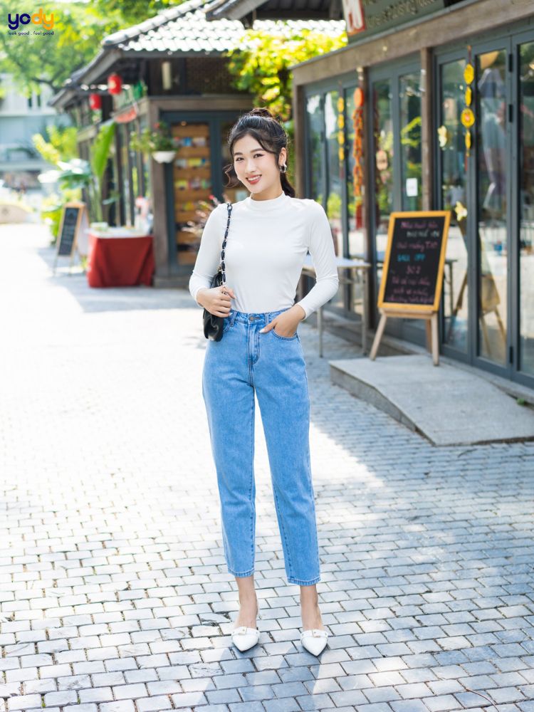 Áo thun trắng nữ mix cùng quần jeans