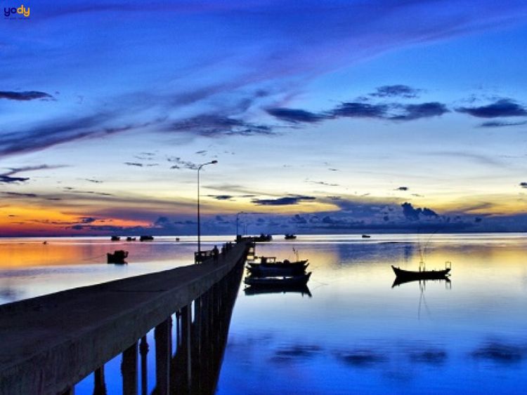 Làng chài Hàm Ninh 