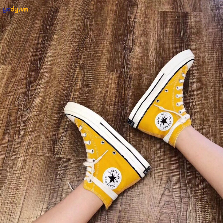 Buộc dây giày Converse quấn quanh cổ