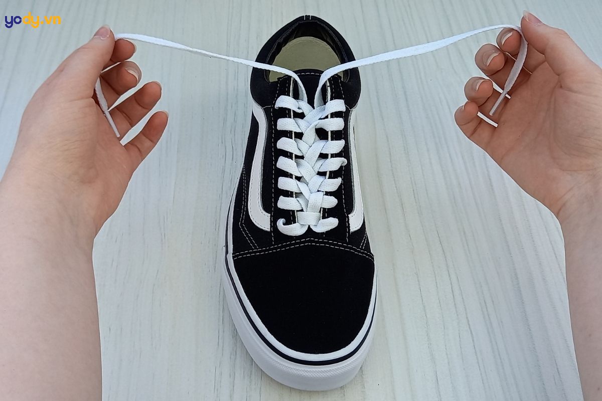 cách buộc dây giày vans