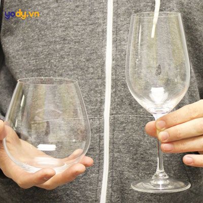 Cách cầm ly uống rượu vang