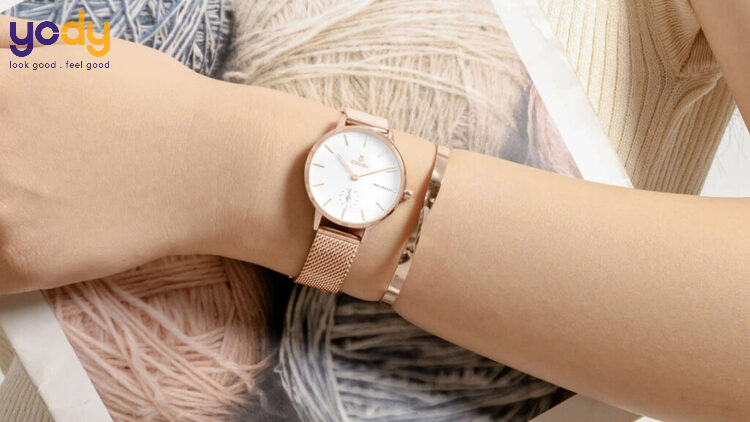 Cách đeo đồng hồ đẹp cho nữ với dây kim loại