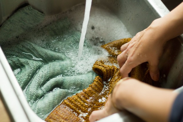 cách giặt quần áo mới mua không bị phai màu