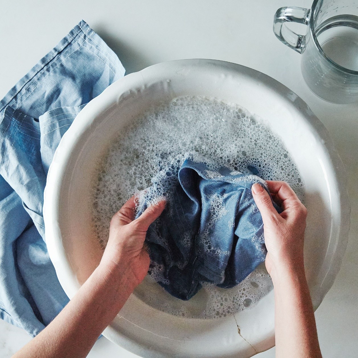 cách giặt quần áo mới mua không bị phai màu