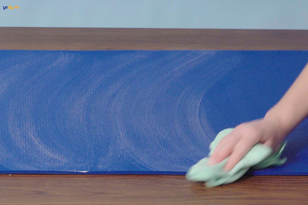 Làm thế nào để làm sạch một tấm thảm yoga