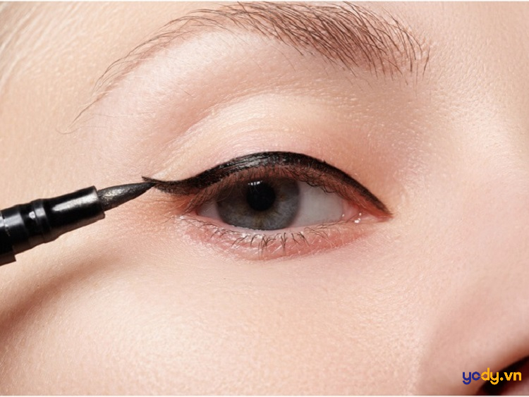 cách vẽ eyeliner