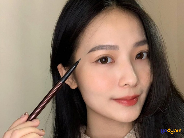 Cách kẻ eyeliner đẹp tự nhiên