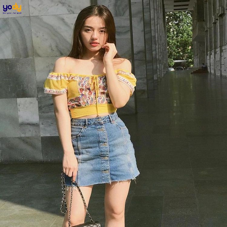 Cách phối đồ với áo trễ vai cùng chân váy jeans năng động