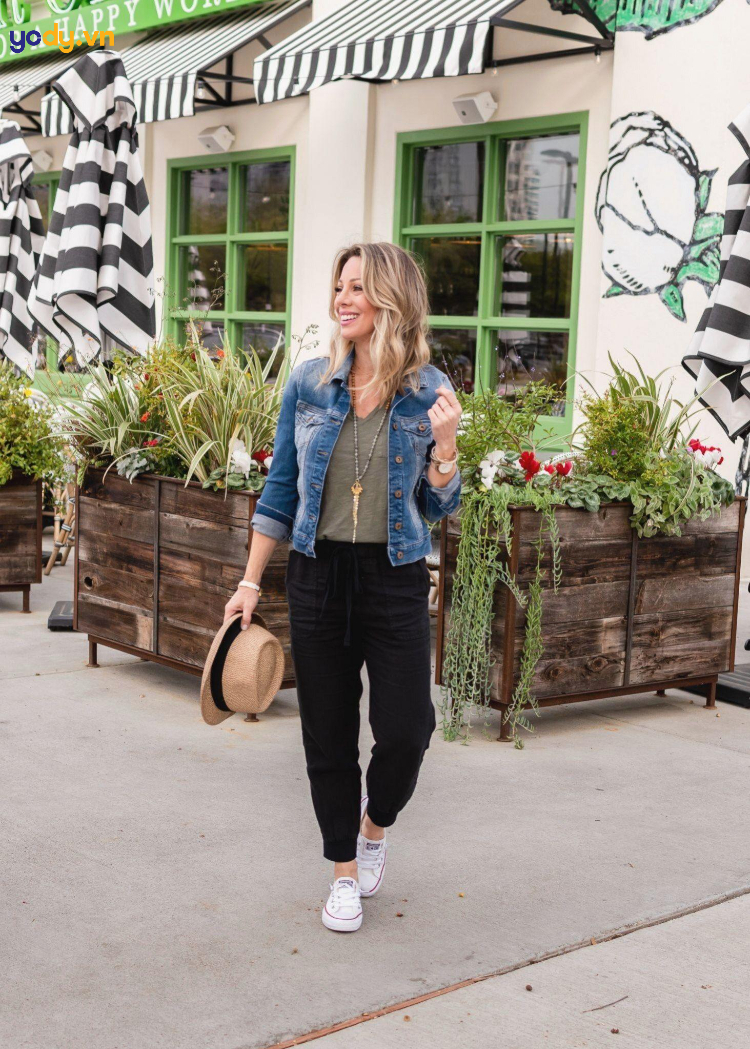 Phối áo khoác jeans nữ cùng quần jogger