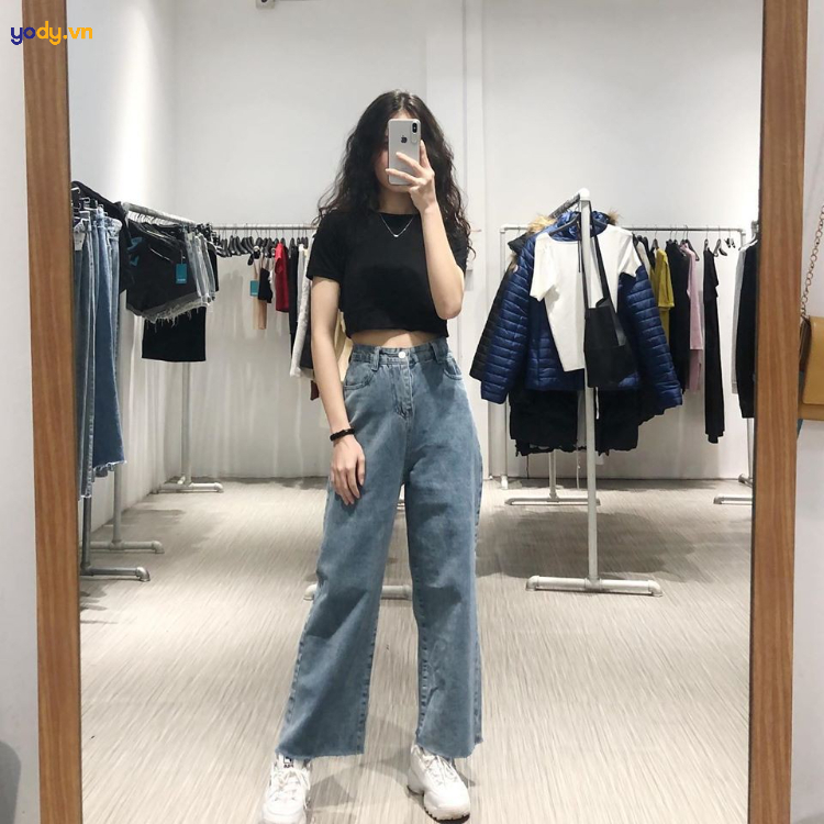 Phối croptop cùng quần jean cạp cao cho người lùn chân to