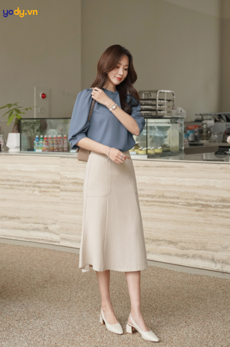 Mặc chân váy chữ A dáng dài cùng áo blouse