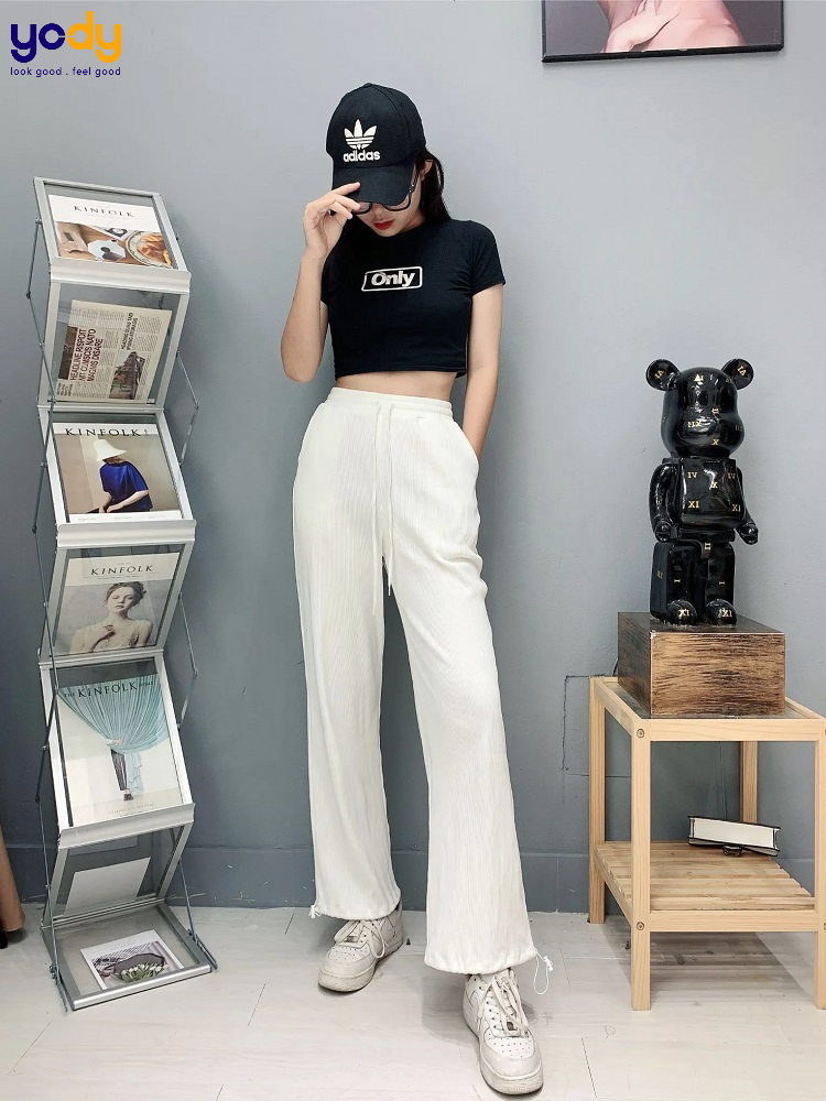 Croptop đen mix cùng quần ống rộng trắng