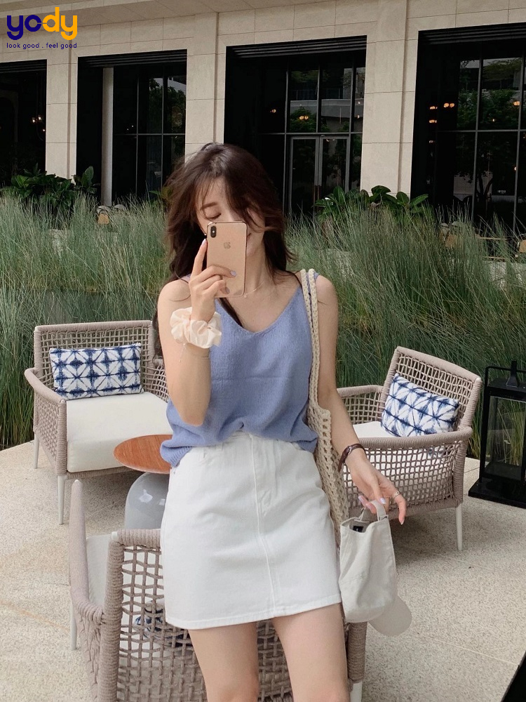 Trẻ trung x2 với áo hai dây, chân váy ngắn