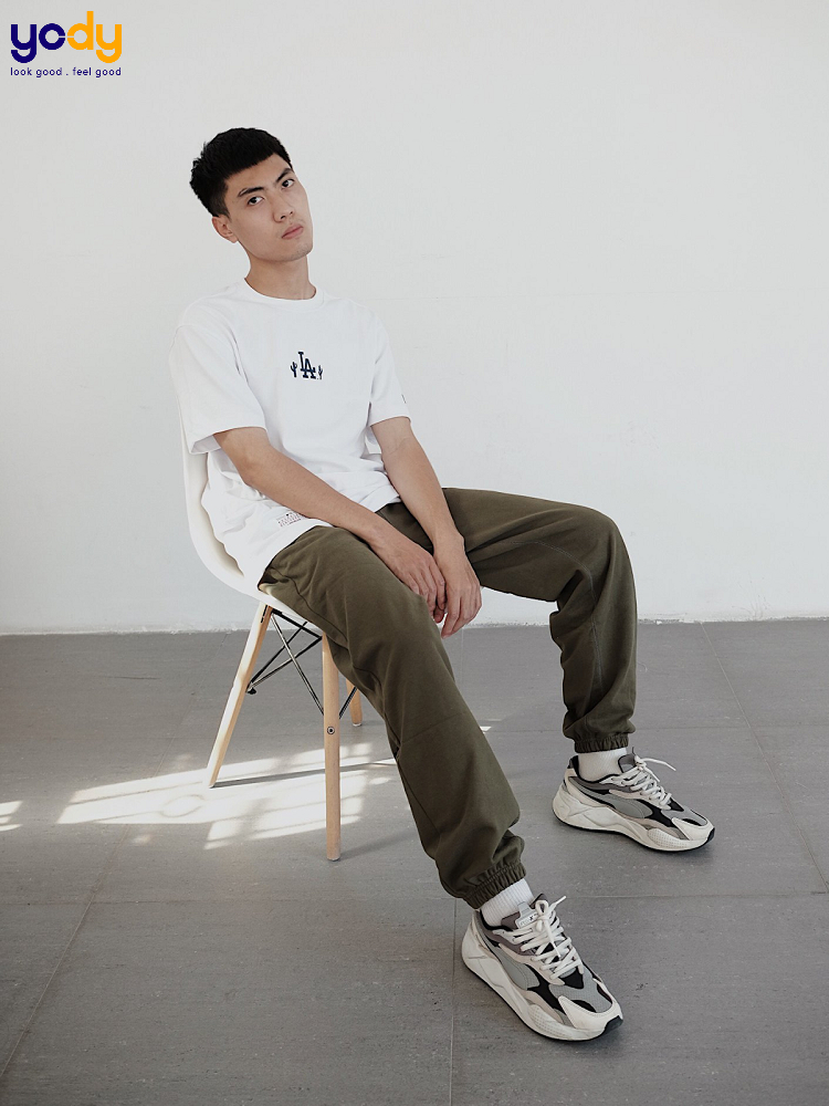 Phối áo thun cùng quần jogger và sneaker