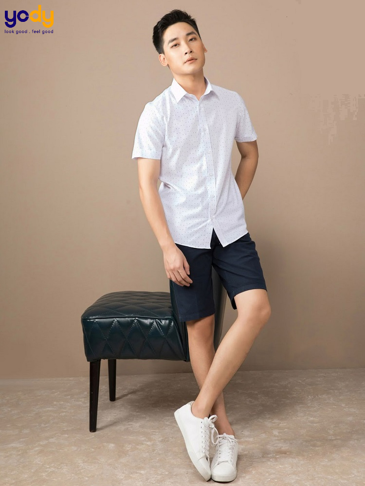 Kết hợp sơ mi trắng với quần ngố xanh đen