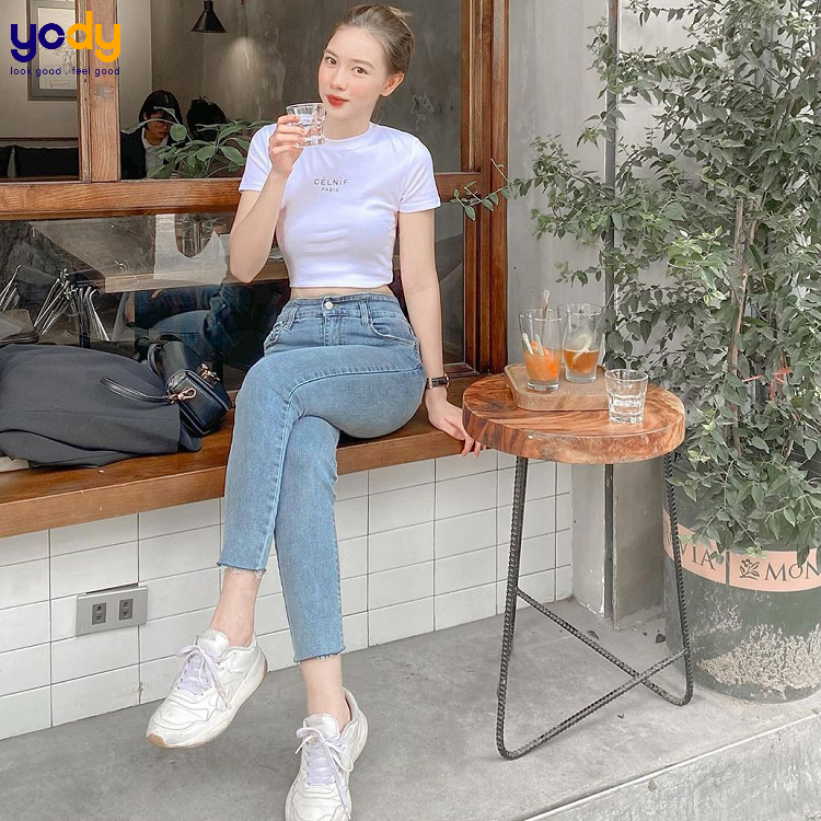 Mix áo croptop cùng quần jeans cạp cao
