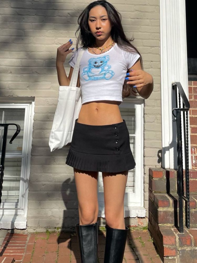 Phối đồ cá tính với chân váy mini skrit và áo babytee