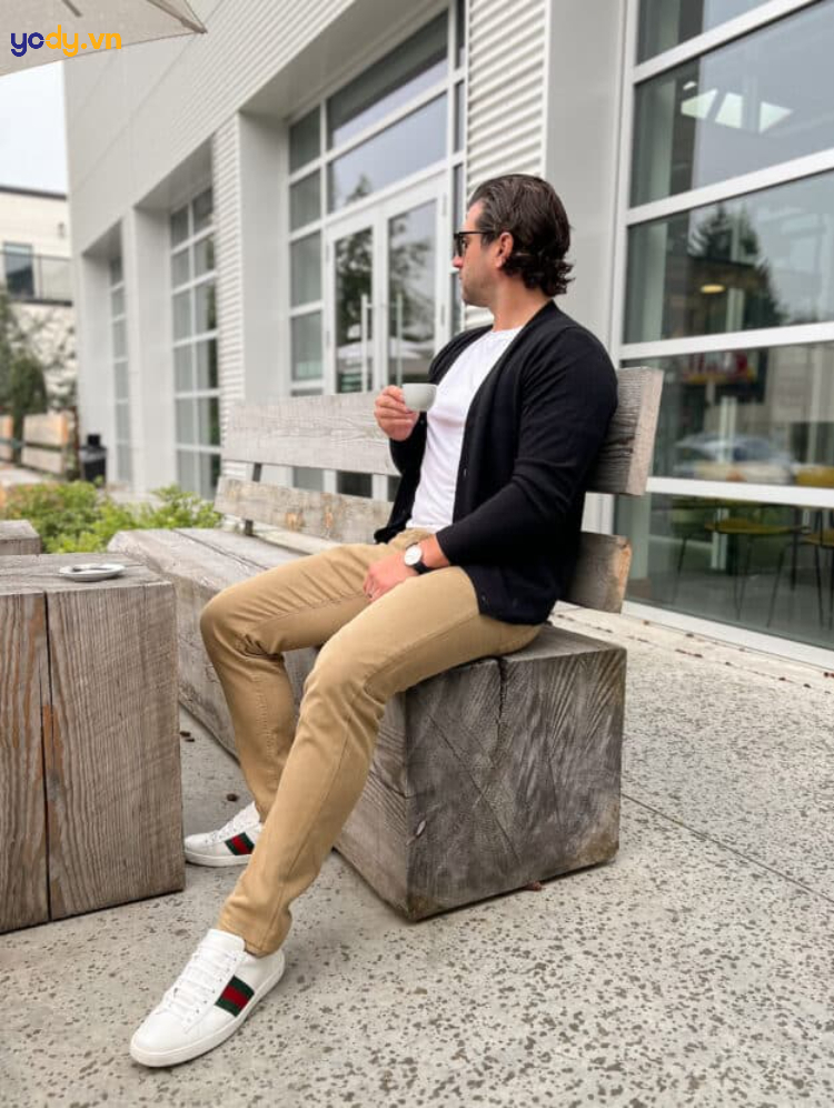 Áo cardigan phối với áo thun nam và quần chinos