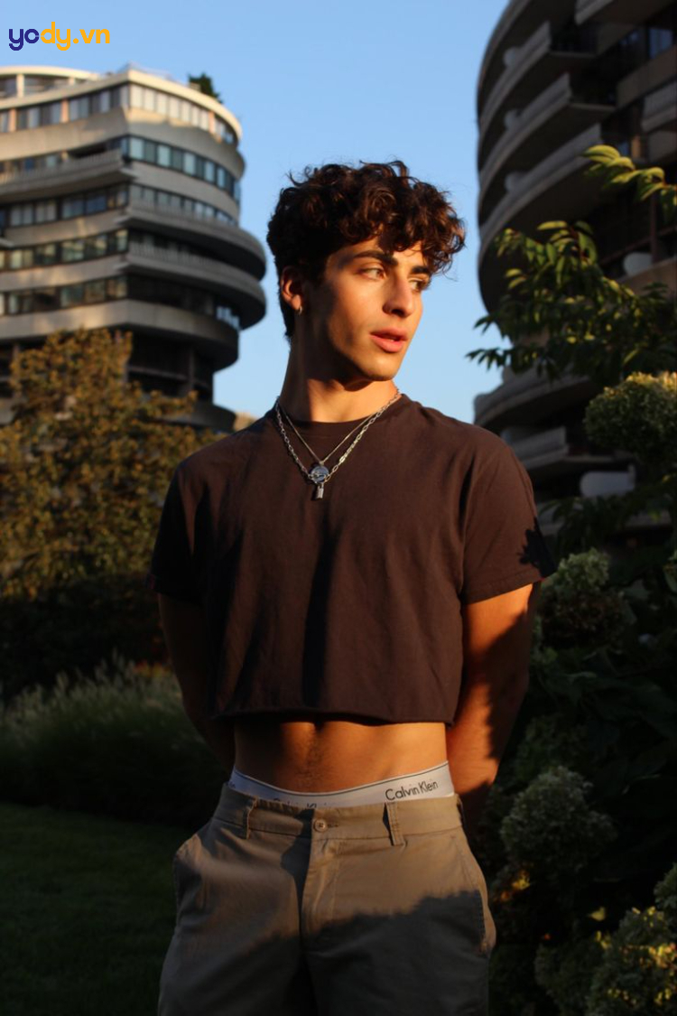 Croptop nam là gì? 5 cách phối đồ với croptop nam đẹp chất