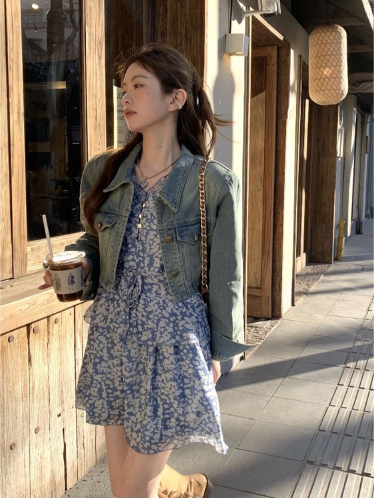 Phối váy hoa ngắn với áo khoác jean croptop
