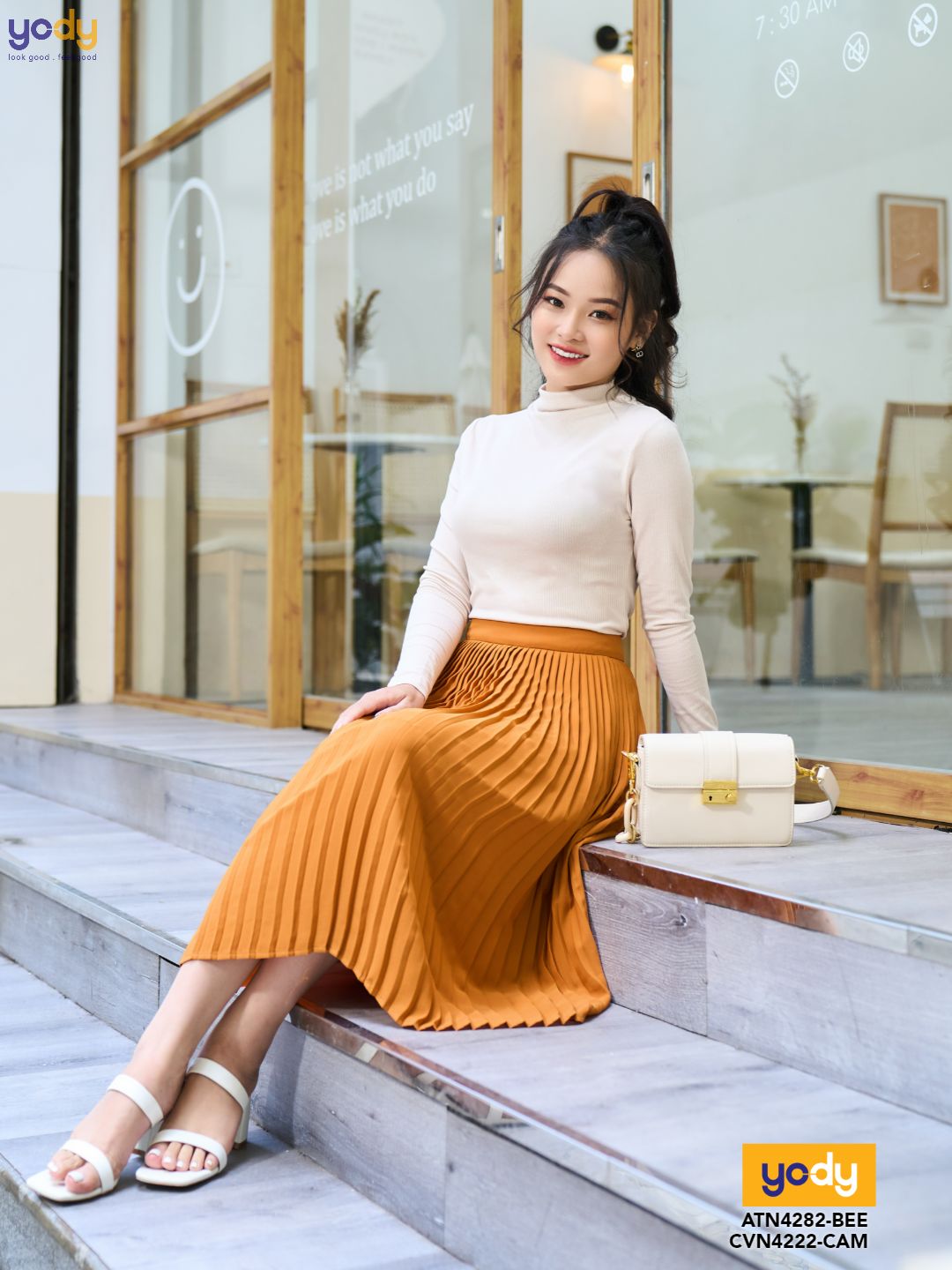 phối đồ với chân váy dài qua đầu gối