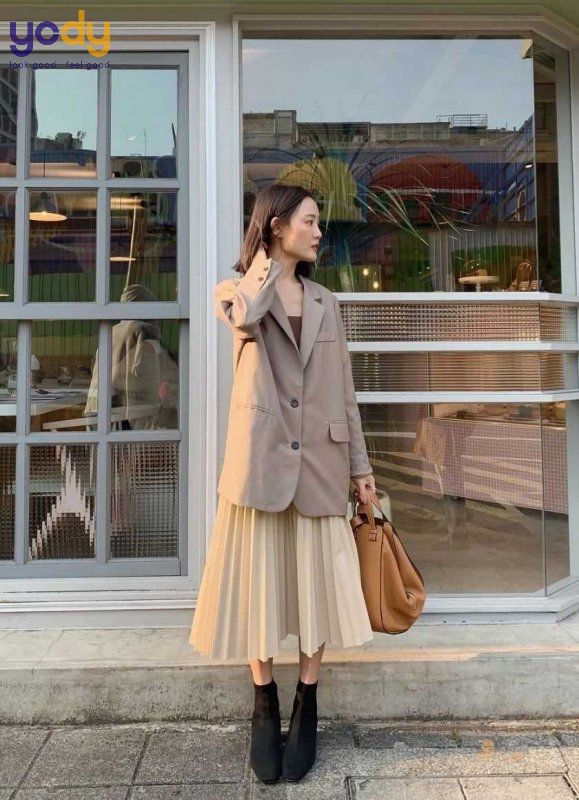 chân váy dài qua đầu gối mặc với áo gì