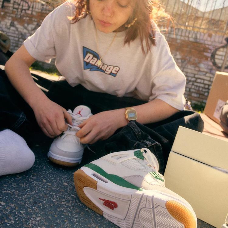 Áo thun mix với giày Jordan 4 nữ