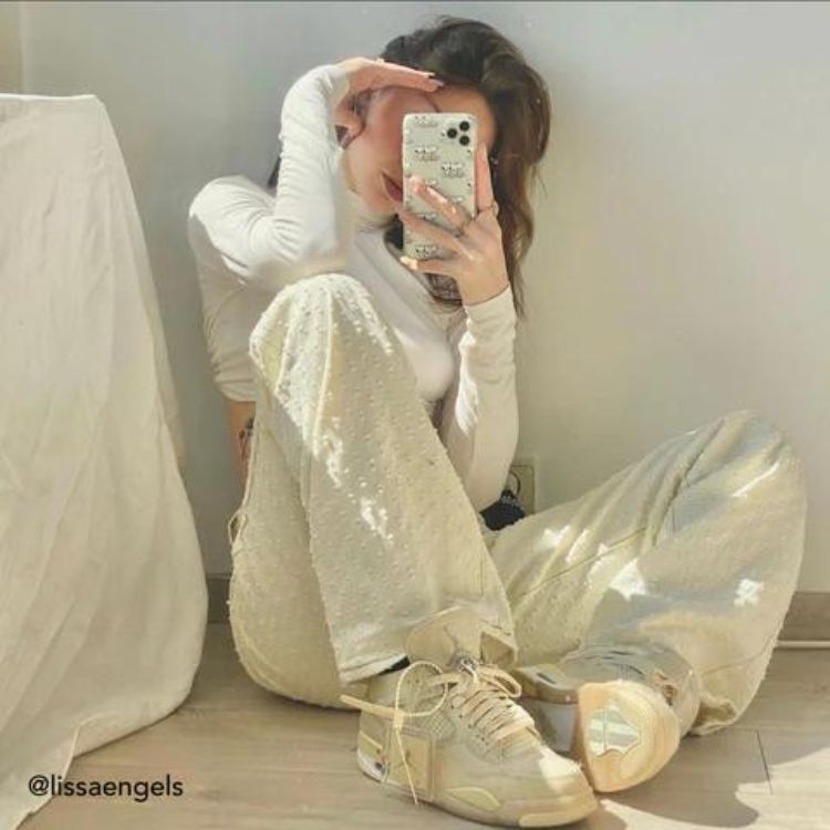 Áo thun mix với giày Jordan 4 nữ