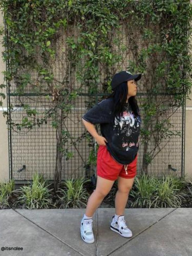 Quần short mix cùng giày Jordan 4 nữ