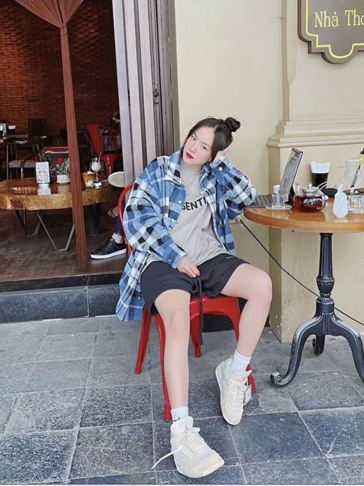 Quần short phối đồ cùng giày Jordan 4 nữ