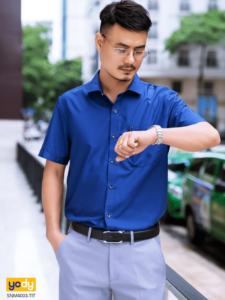 phối đồ với áo sơ mi trắng tay ngắn nam