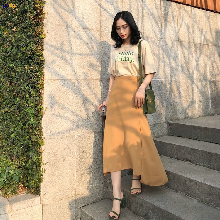 Tạo dáng bên cầu thang khi mặc váy