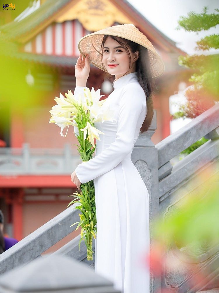 Diện áo dài truyền thống tạo dáng nữ tính chụp ảnh