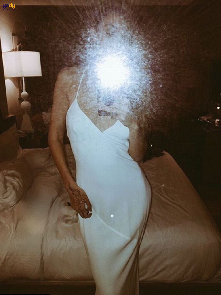 Diện váy sang chảnh selfie trước gương